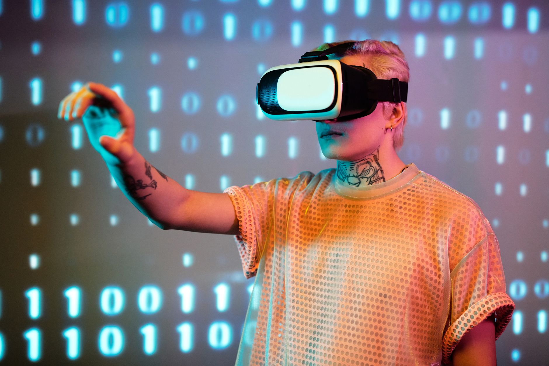 A person experiences virtual reality with a headset against a background of binary code. — Official Platform for Secure Solid